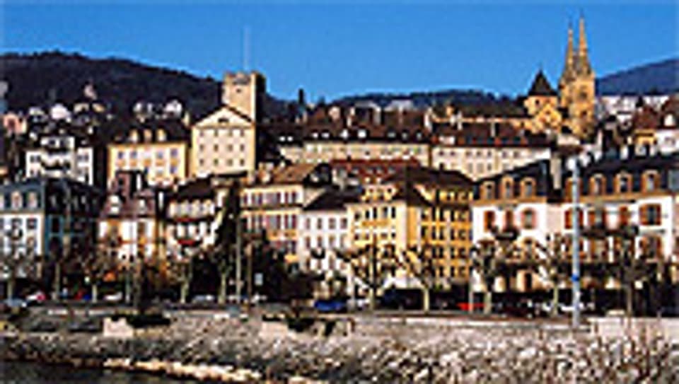 Neuchâtel mit «Tour du Prison» und Kathedrale.