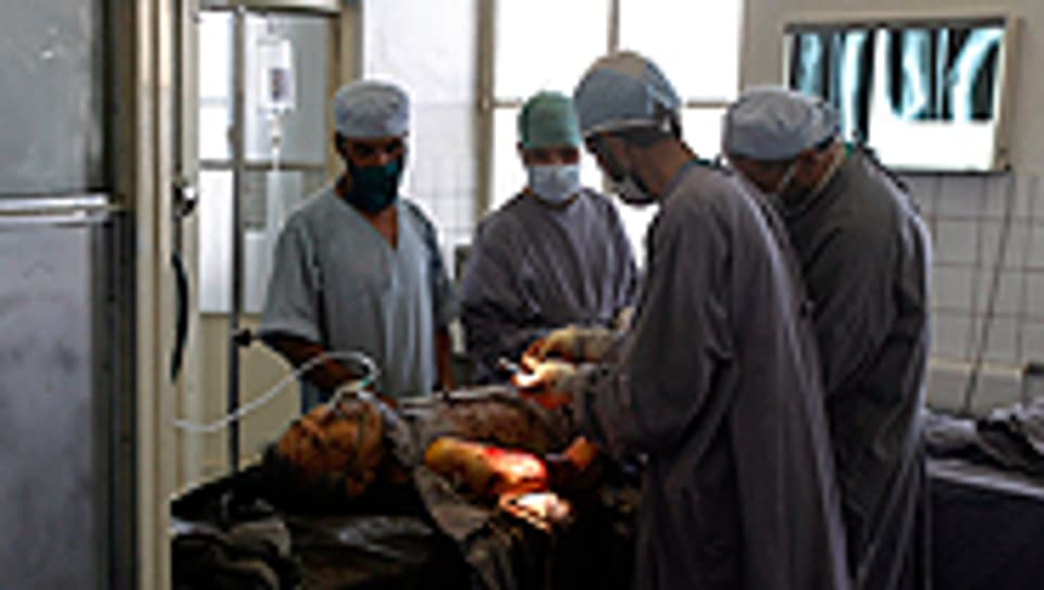 Ein Mann wird opereriert nach einem Bombenanschlag in Kabul.