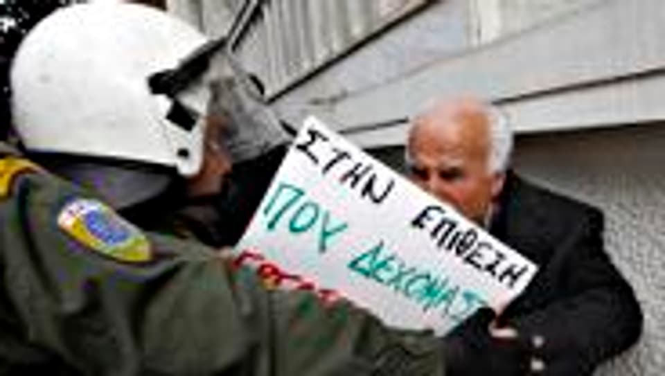 Ein griechischer Rentner protestiert gegen die Sparmassnahmen.