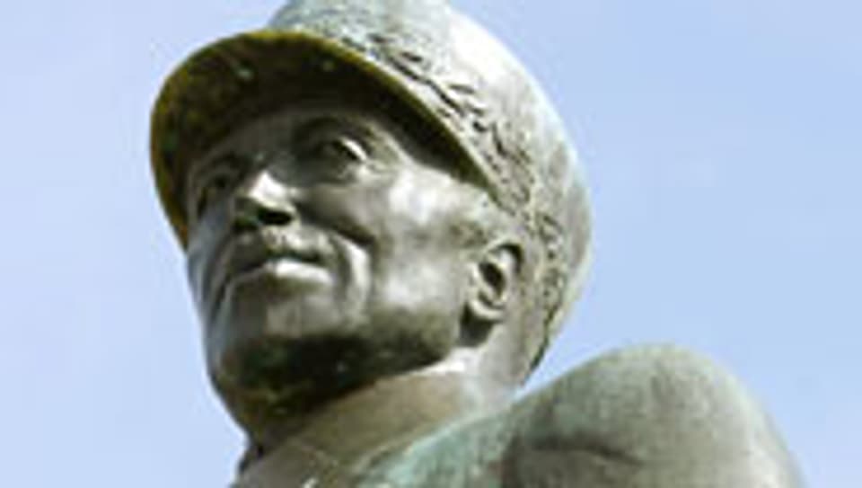 Die Statue von Henri Guisan in Lausanne-Ouchy.