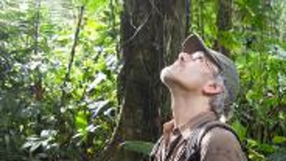 Der Affenforscher Anthony di Fiori unterwegs im Regenwald.