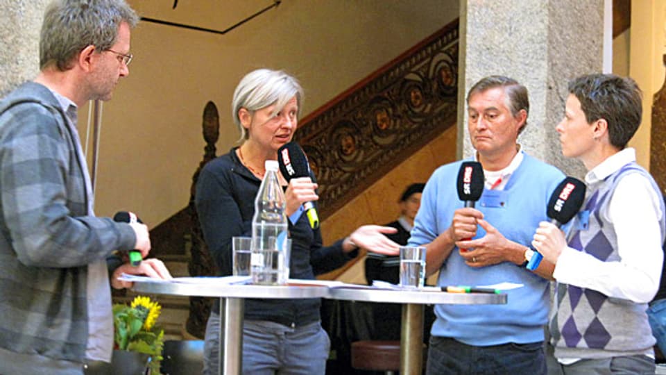 Diskussionsrunde mit (v.l.) Patrik Tschudin, Tanja Krones, Christian De Geyter und Katharina Bochsler.
