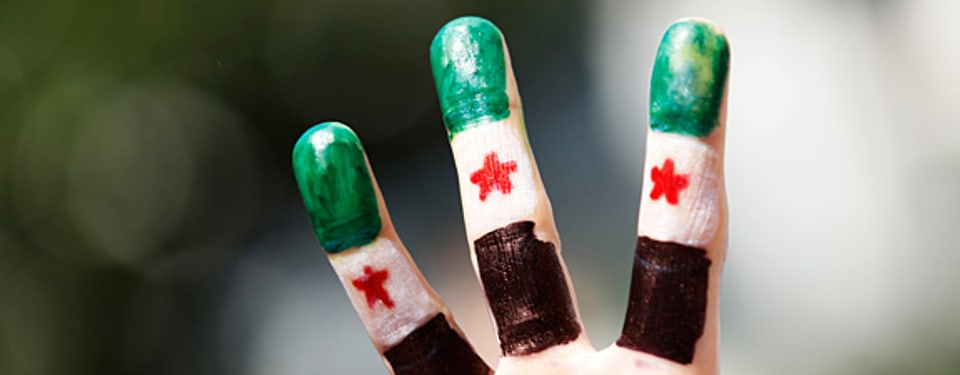 Finger als Flagge: Demonstrant der syrischen Opposition.