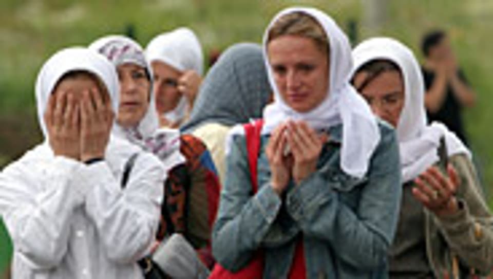 Bosniakinnen trauern um ihre Männer, die im Krieg gefallen sind.
