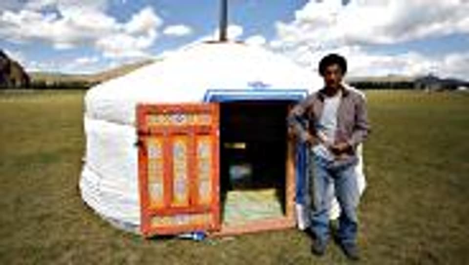 Mongolischer Nomade vor einem traditionellen Zelt.