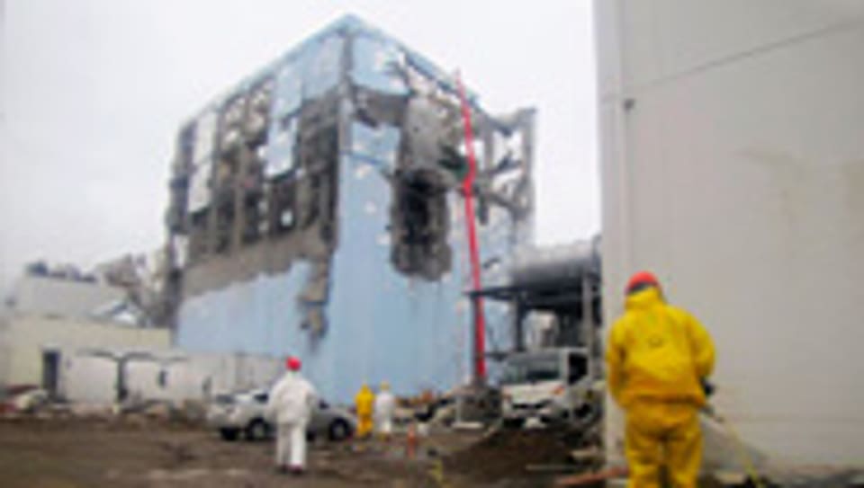 Kühlungsversuche mit Wasser beim Reaktor 4 im Atomkraftwerk Fukushima.