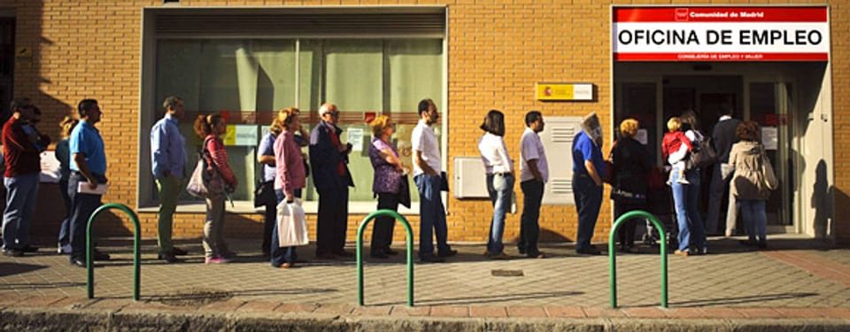 Schlange stehen: Spanische Arbeitslose warten auf einen neuen Job.