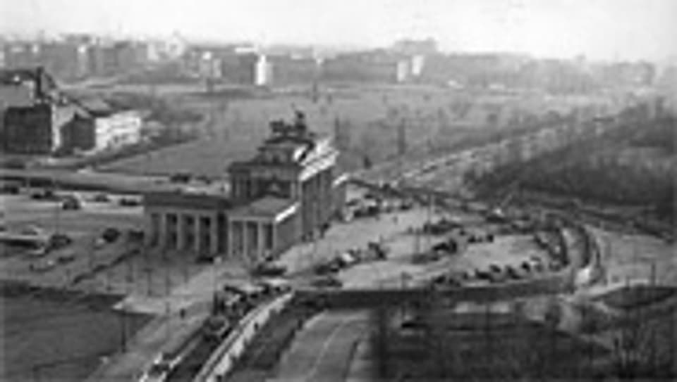 Luftbild vom Mauerbau beim Brandenburger Tor, 1961.