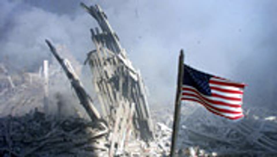 Amerikanische Flagge vor den Trümmern des World Trade Centers.
