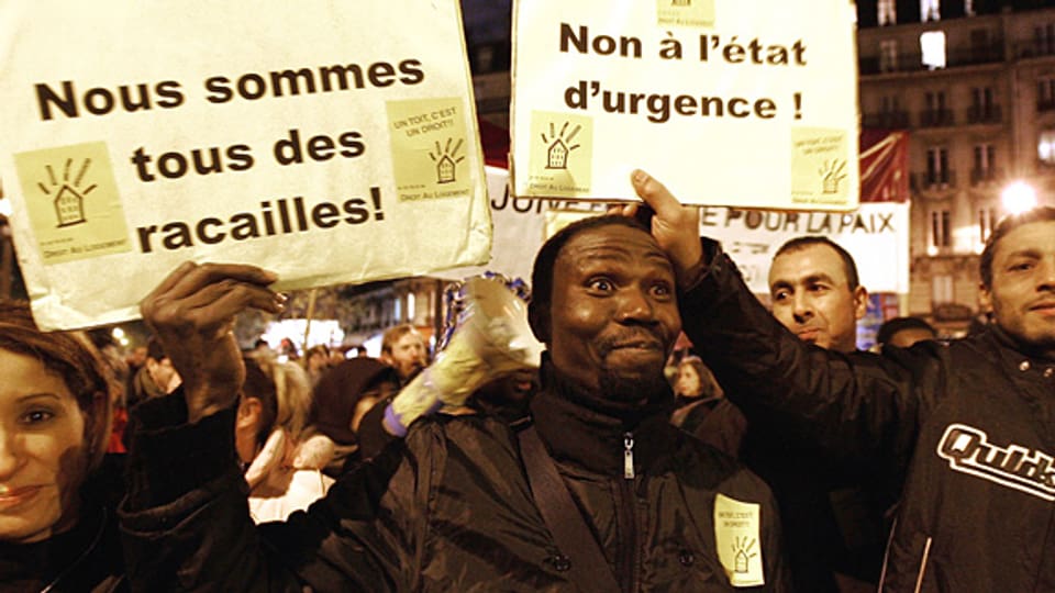 Protest gegen den Ausnahmezustand in Paris, 2005.
