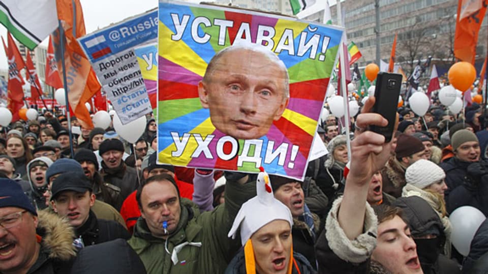 «Wird müde! Geh weg!» steht auf dem Plakat, mit dem Putin-Gegner Ende 2011 demonstrieren.