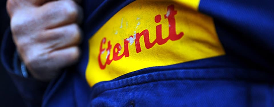 Wut auf ehemaligen Arbeitgeber: Eternit-Opfer erschienen zum Prozess in alter Arbeitskleidung.