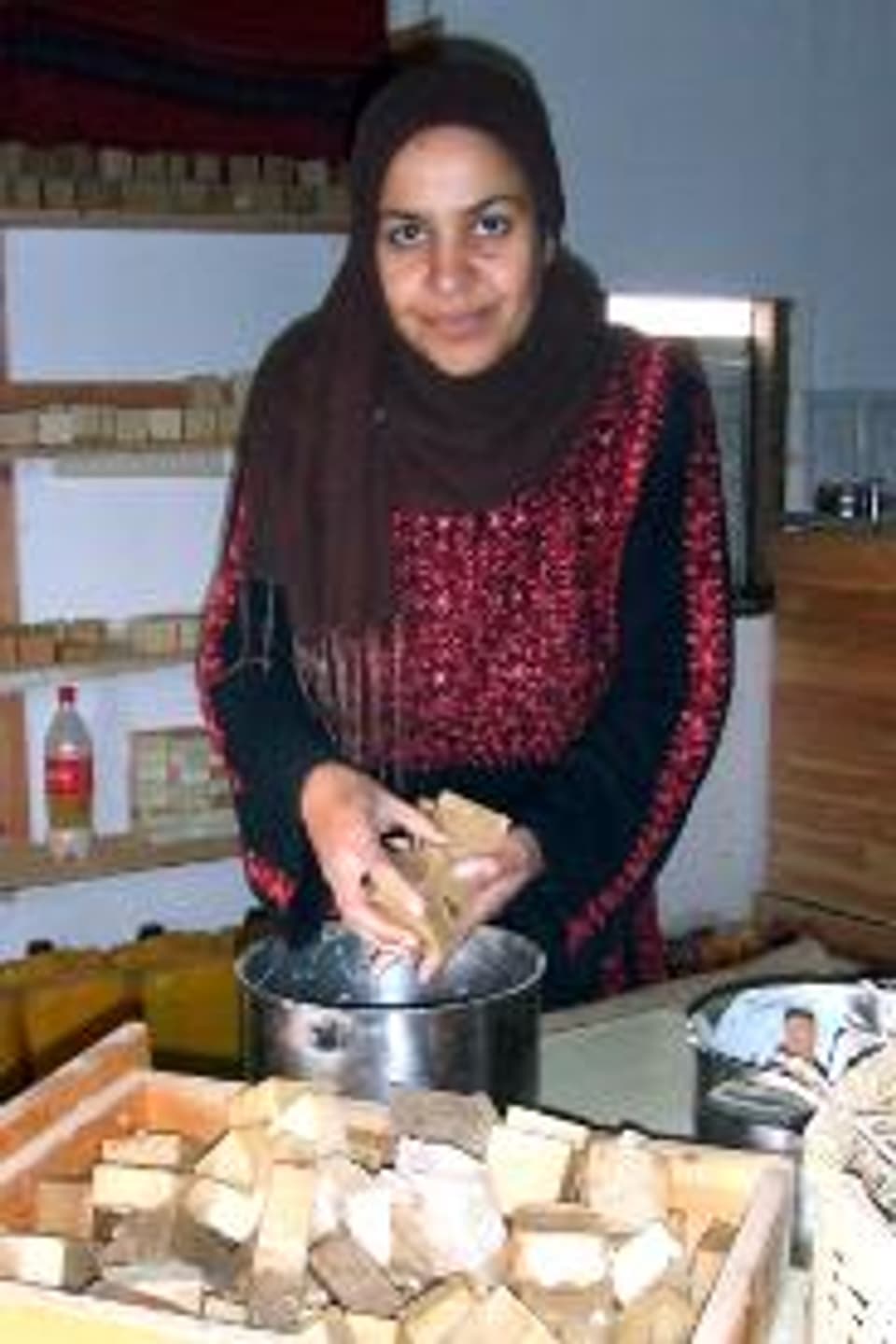 Mariam Abu Rakeek beim Verpacken ihrer Kamelmilchseife.