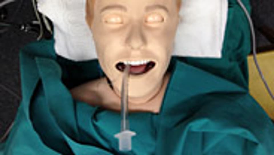 Puppe statt lebender Mensch: Simulationstraining in der Medizin.