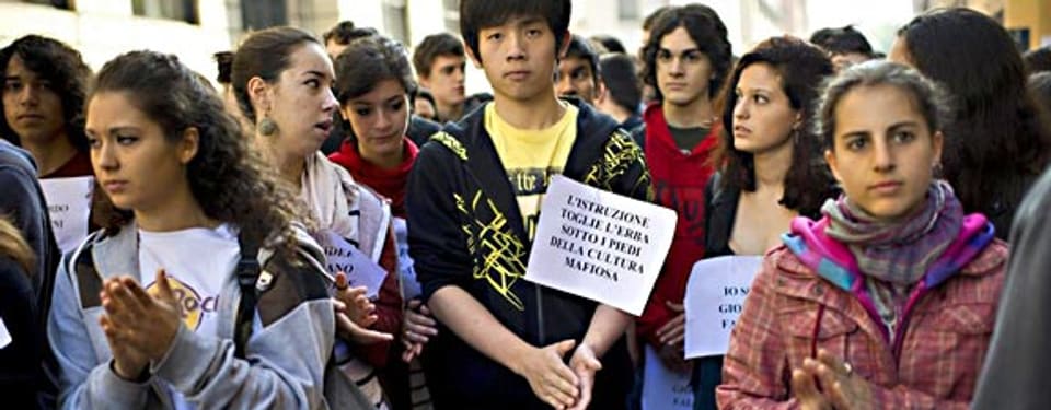 Studierende der Tasso-Schule in Sizilien bilden eine Menschenkette zum Gedenken an den Mord an Giovanni Falcone, 1992.