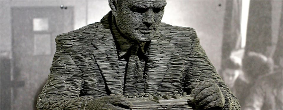 Statue von Alan Turing und der Enigma in der ehemaligen Codeknacker-Zentrale im Landsitz Bletchley Park in England.