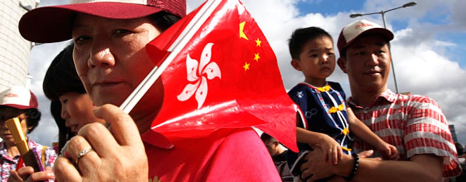 Mit den Flaggen von Hong Kong und China: Bewohner feiern das 15-jährige Jubiläum der Rückgabe an China.
