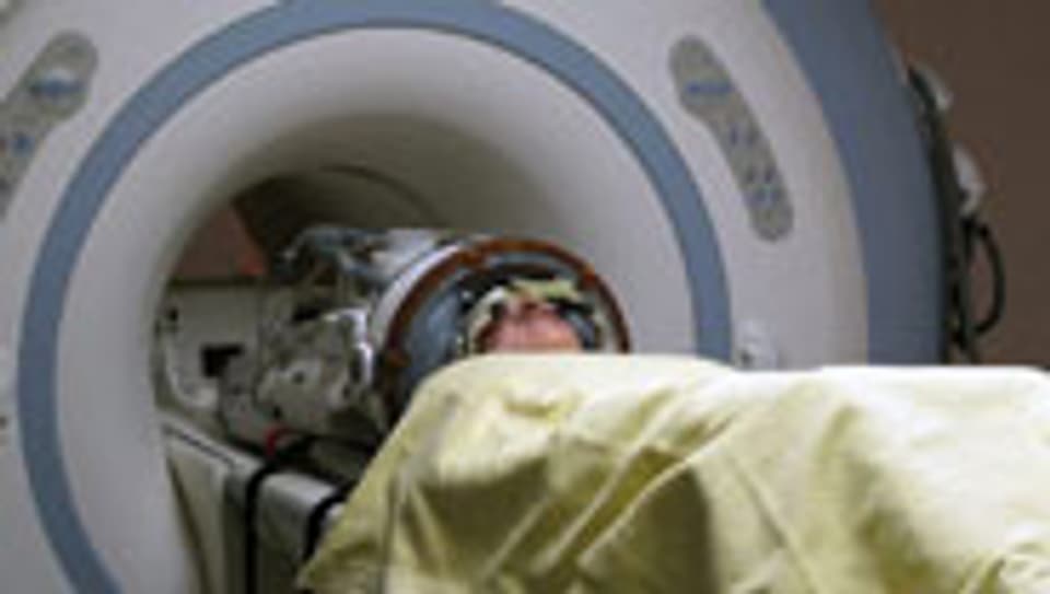 Im MR-Gerät wird der Patient mit Ultraschallwellen am Gehirn operiert.