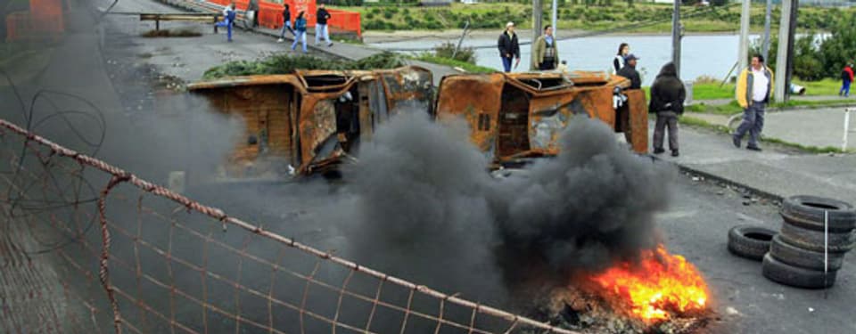 Bewohner der Region Aysén haben auf einer Brücke brennende Barrikaden errichtet (März 2012).