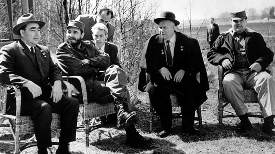 Fidel Castro beim Treffen mit dem russischen Präsidenten Leonid Breschnew (l.) und Premierminister Nikita  Chruschtschow (r.) in Moskau, April 1962.