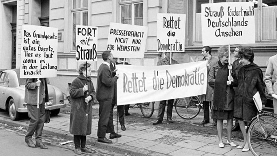 In Bonn protestieren im November 1962 rund 600 Stundenten gegen den Obrigkeitsstaat.