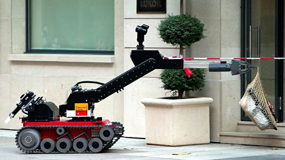 Bei einer Bombendrohung entfernt ein Roboter der Genfer Polizei 2004 ein verdächtiges Bündel.