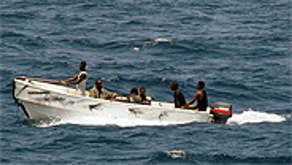 Die Piraten von Somalia verlassen das Frachtschiff «MV Faina», Oktober 2008.