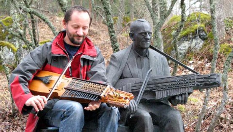 Der italienischen Musiker Marco Ambrosini neben dem schwedischen Nyckelharpa-Pionier Eric Sahlström.