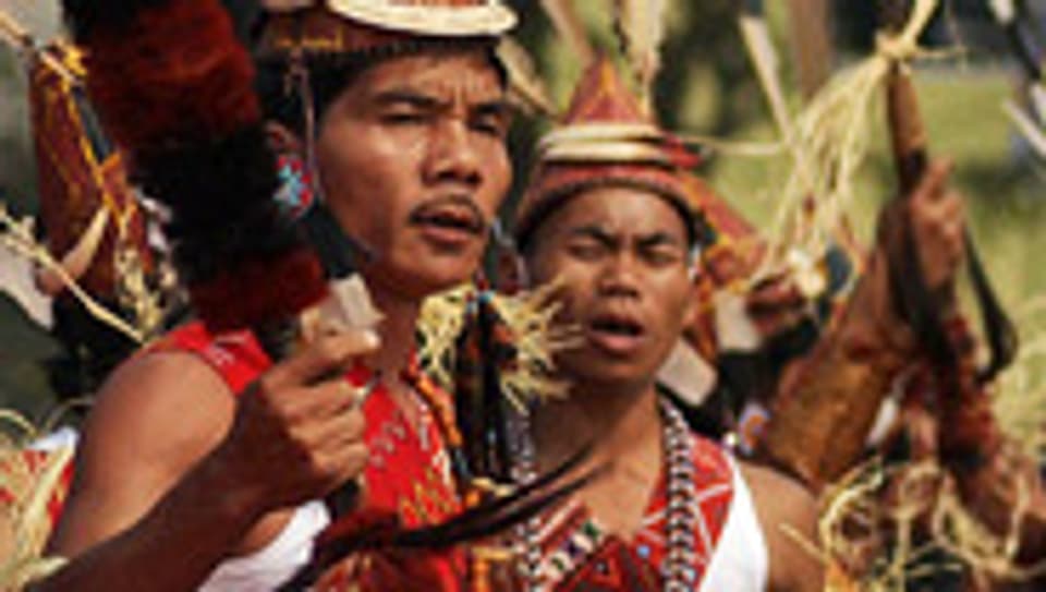 Zwei Männer des Naga-Volks beim traditionellen Gesang.