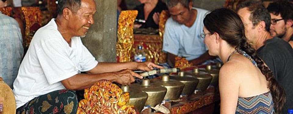 Balinesischer Gamelan-Musiker mit Gongspiel und Basler Schülern.
