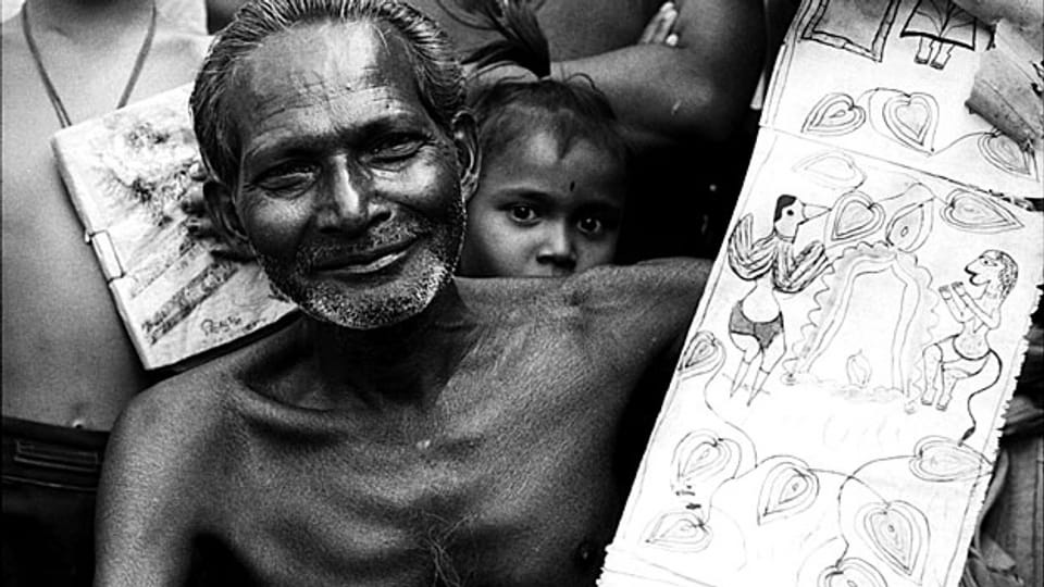 Der inzwischen verstorbene Motilal Chitrakar zeigt eine Bildrolle über Jagannath, den ostindischen «Herrn der Welt».