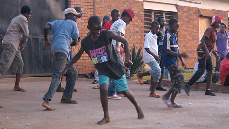 Kinder und Jugendliche werden an den Hip-Hop-Nachmittagen eingebunden und üben zu wummernder Musik die besten «Moves».