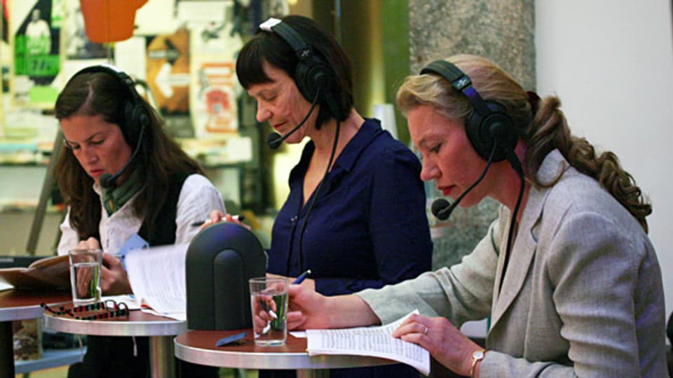 Konzentriertes Zuhören: Graziella Contratto, Gabriela Kaegi und Olga Machonova im Radio-Kulturcafé.