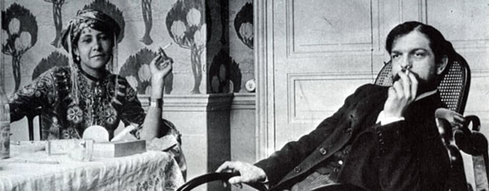 Claude Debussy mit Zohra ben Brahim, fotografiert von Pierre Louÿs (1897).