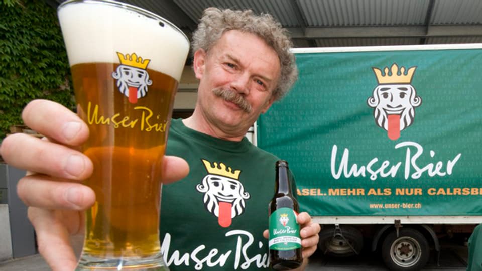 Istvan Akos posiert zur EM 2008 mit dem speziell angefertigten Bier «Basel. Mehr als nur Carlsberg».