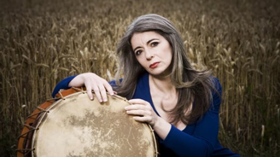 Evelyn Glennie wuchs auf dem Bauernhof ihrer Eltern in Aberdeenshire auf und fing mit zwölf Jahren an, Pauke, Trommeln und Xylophon zu spielen.