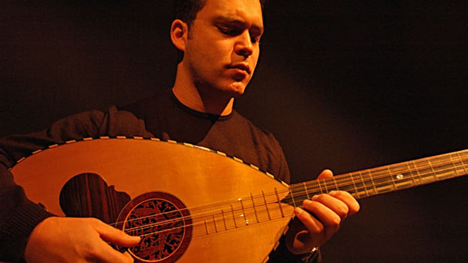 Stelios Petrakis aus Kreta spielt nicht nur traditionell griechische, sondern auch türkische Instrumente, wie die Saz.