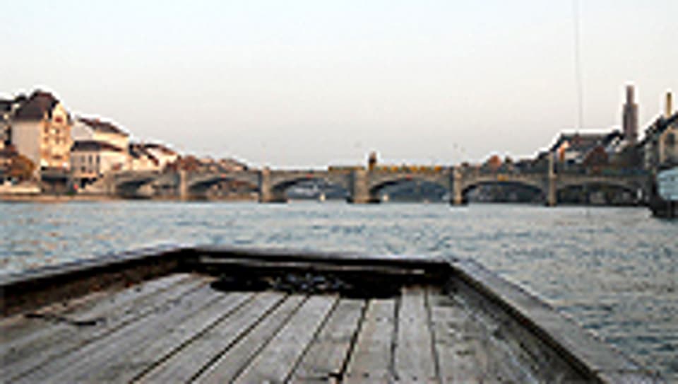 Blick von der Rheinfähre auf die Mittlere Brücke in Basel.