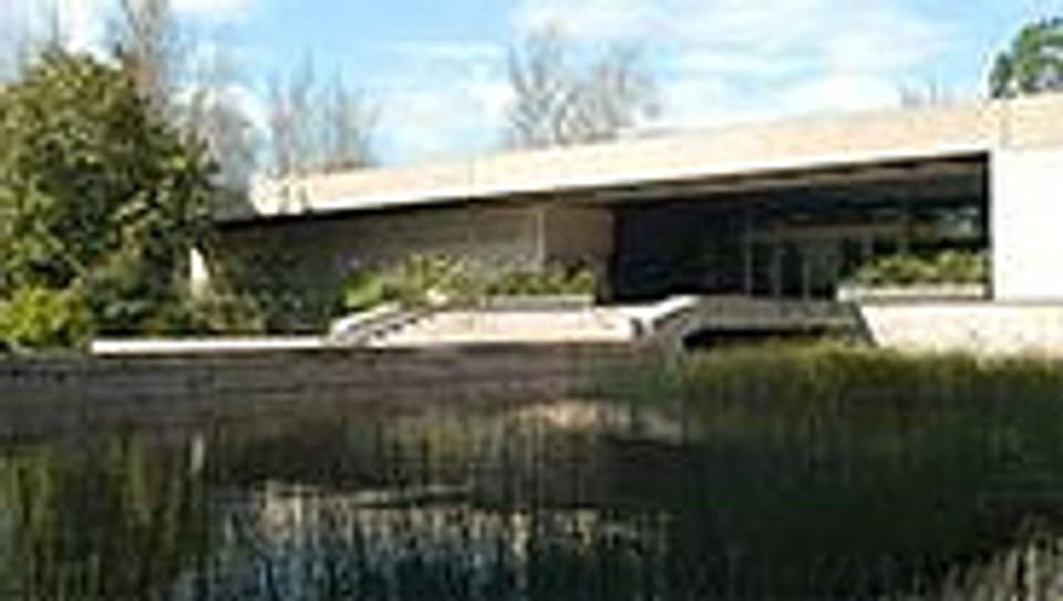 Das Gulbenkian Museum steht in einem Park mit See und einem Open-air Auditorium.