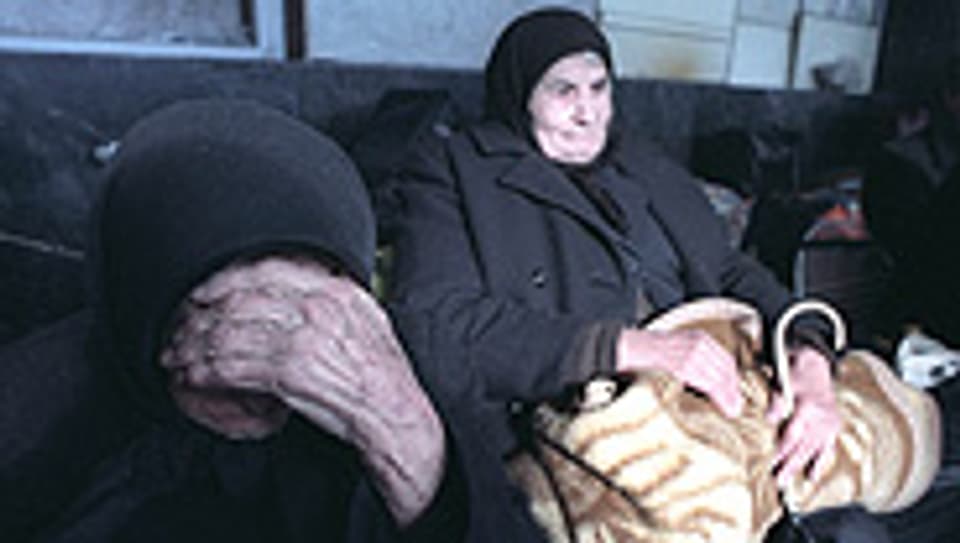 Vom Krieg gezeichnet: Zwei Frauen warten im Jahr 1992 seit Tagen in Sarajevo darauf, evakuiert zu werden.