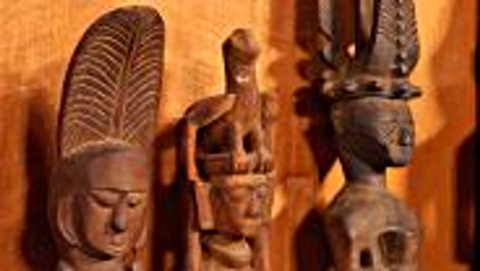 Holzstatuen aus Nias.
