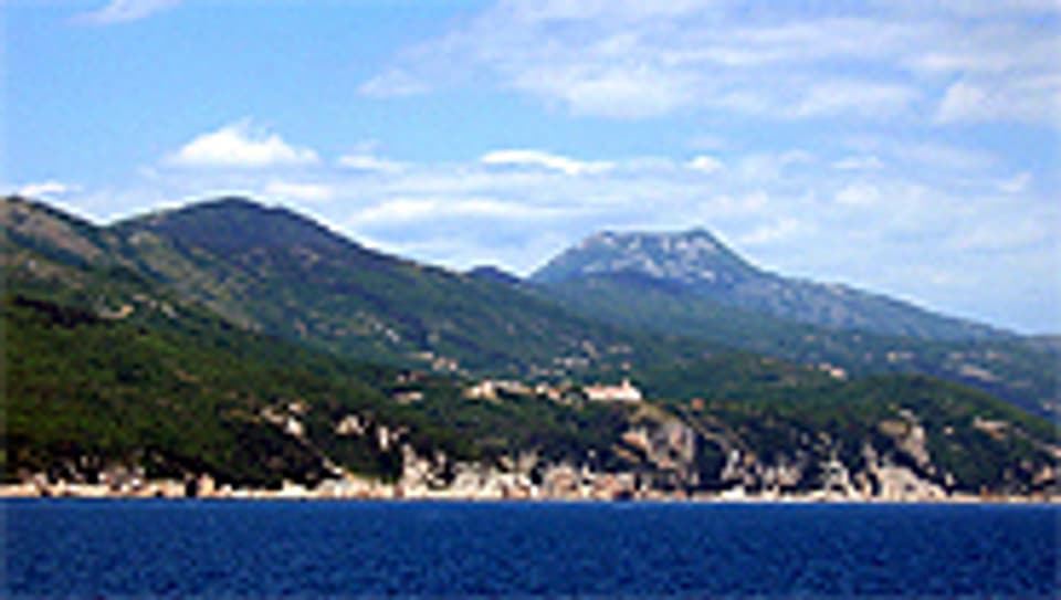 Blick von der Kvarner-Bucht auf das Ucka-Gebirge in Istrien, Kroatien.