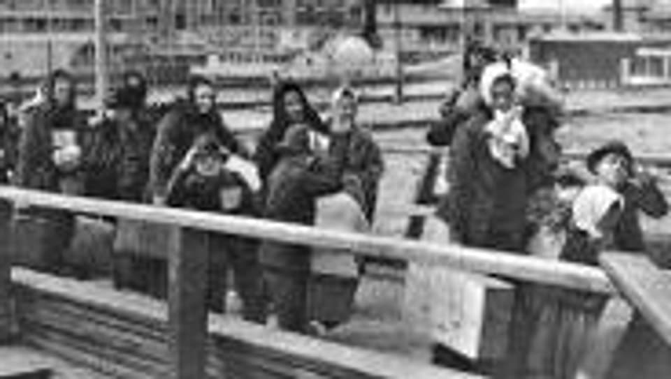 Einwanderer in die USA kommen auf Ellis Island an (1902).