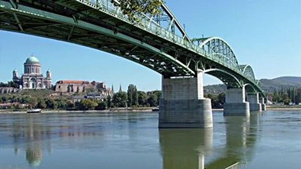 Esztergom und die Maria Valeria-Brücke, von Sturovo aus.