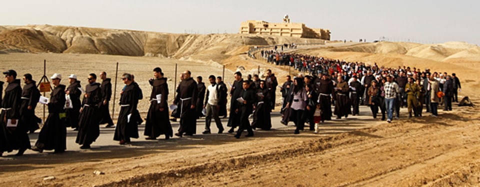 Christliche Pilger auf dem Weg von der Klosterkirche Johannes nach Qasr el-Yahud bei Jericho.