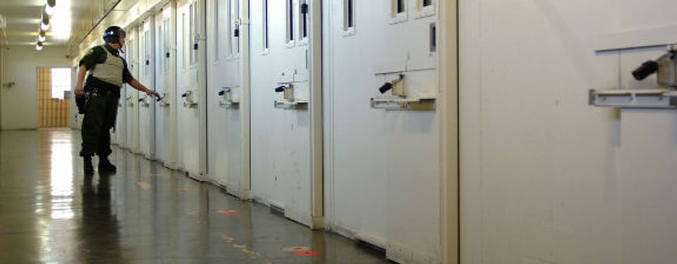 Ein Wärter kontrolliert die Zellen in einem US-Gefängnis.