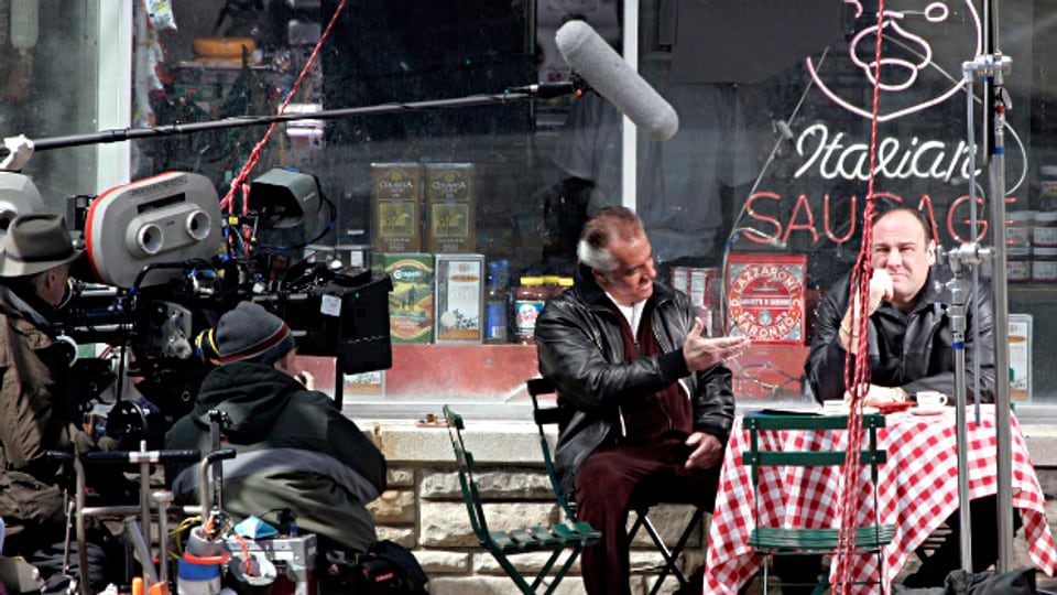 Tony Sirico und James Gandolfini (rechts) bei den Dreharbeiten zur Mafiaserie «The Sopranos», die als eine der Begründerinnen der neuen TV-Serienkultur gilt.