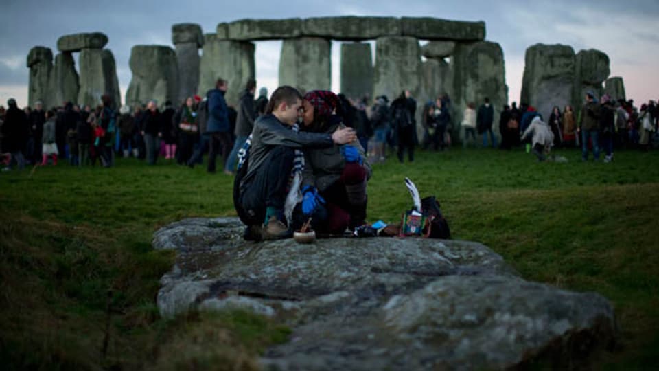 Menschen versammeln sich am 21. Dezember 2012, dem Ende der Welt gemäss Maya-Kalender, bei den Steinkreisen von Stonehenge.