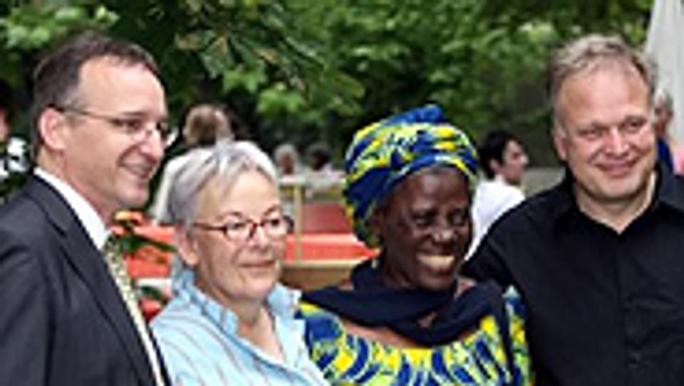 Stabsübergabe: Präsident Walter Lüssi, Madeleine Strub-Jaccoud, Synodevorsitzende Grace Emene und der neue Direktor Martin Breitenfeldt.