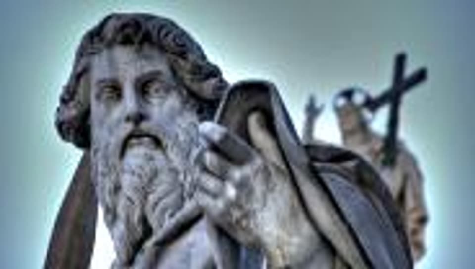 Statue des Apostel Paulus vor dem Petersdom.